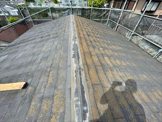 屋根カバー工事にて既存の棟板金を解体撤去